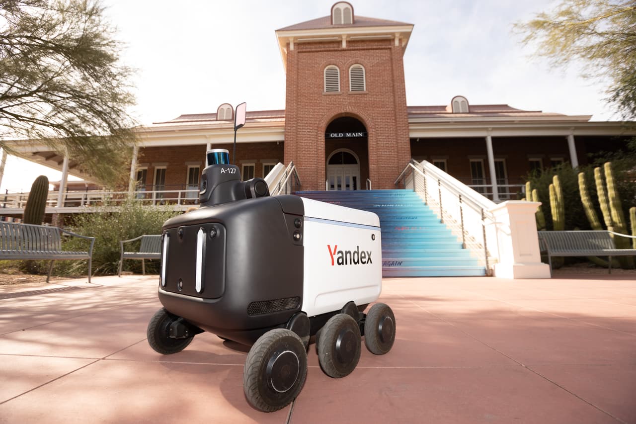 “Tenemos la suerte de 
<b>ser la segunda escuela del país en lanzar el nuevo servicio de entrega de robots de Grubhub</b>, y estamos ansiosos por que nuestros estudiantes disfruten de la conveniencia de esta increíble tecnología", dijo Todd Millay, director ejecutivo de los 
<i>Sindicatos de Estudiantes de Arizona</i>, mediante un comunicado de prensa.