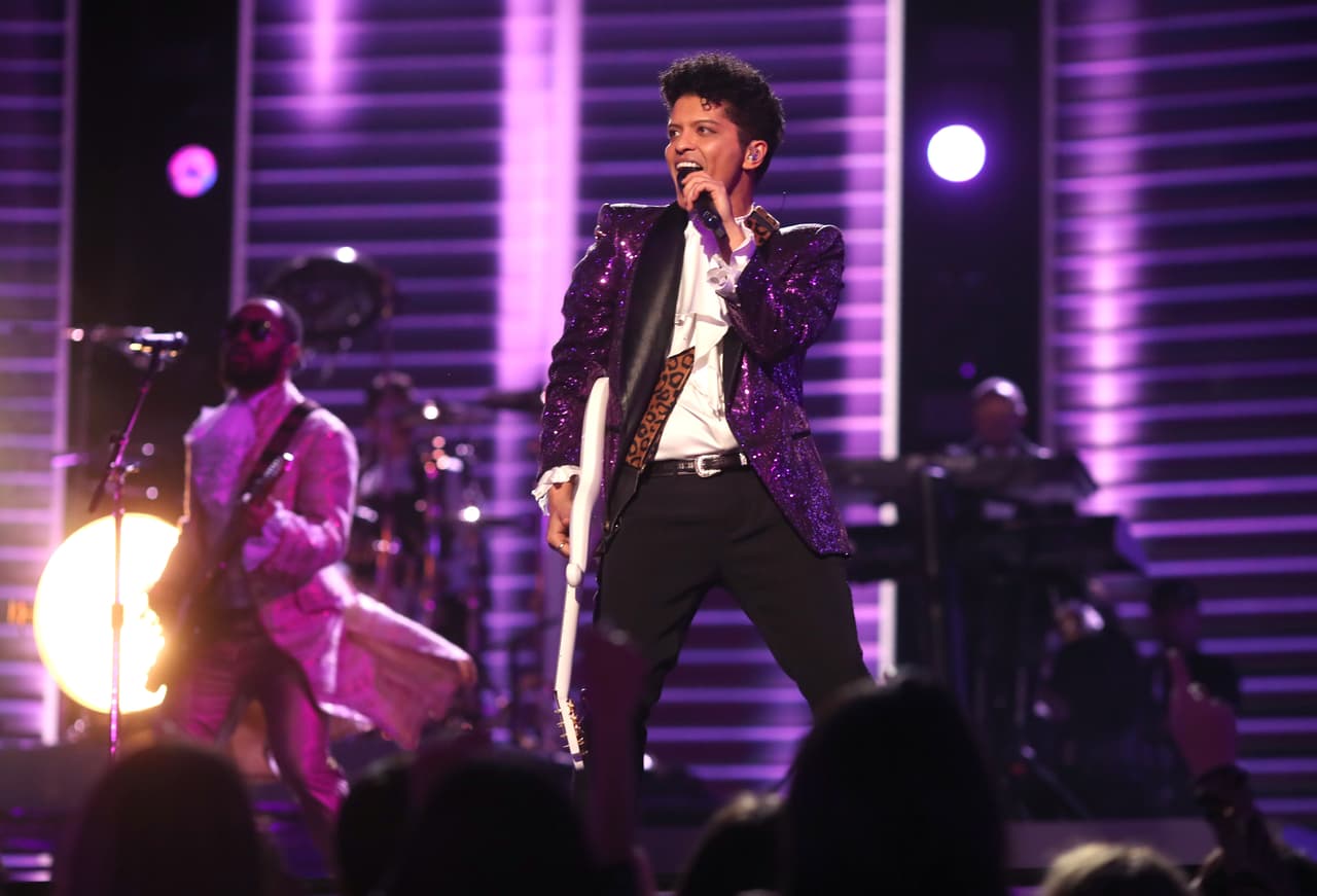Bruno Mars Shows Off New Video "That's What I Like"