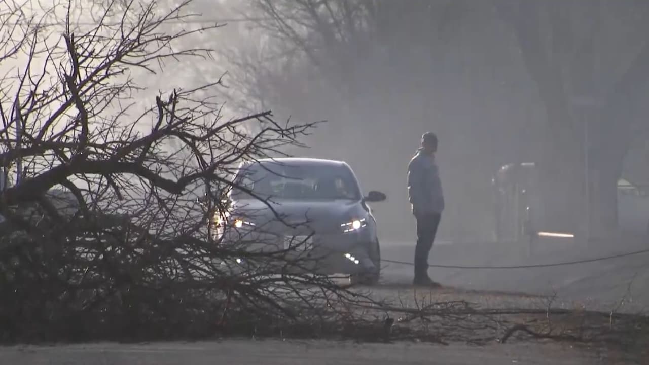 La mañana del viernes 18 de marzo en Carbon, comunidad de Eastland, Texas s
<b>e cubría de humo por los intensos incendios de pastizales.</b>