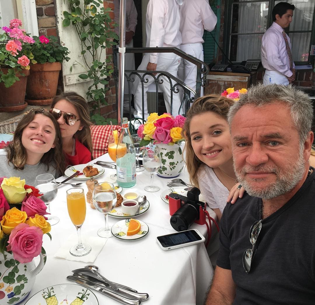 Para el productor José Alberto Castro, lo más importante es la felicidad de sus hijas, por lo que al hablar de sus novios, dijo que lo único que pide es que las respeten y las quieran.