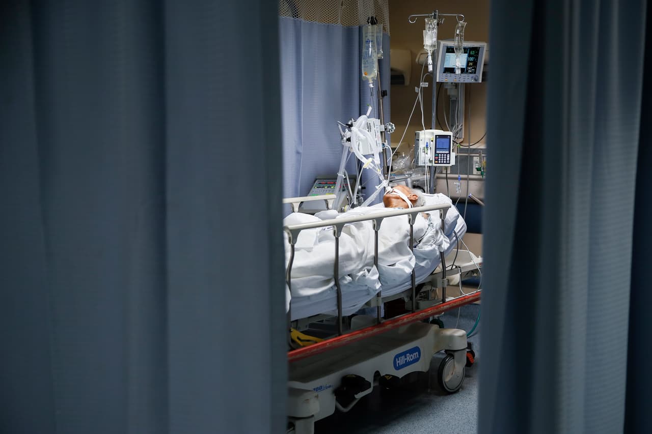 Un paciente de covid-19 es atendido en la Unidad de Cuidados Intensivos de un hospital de Nueva York.