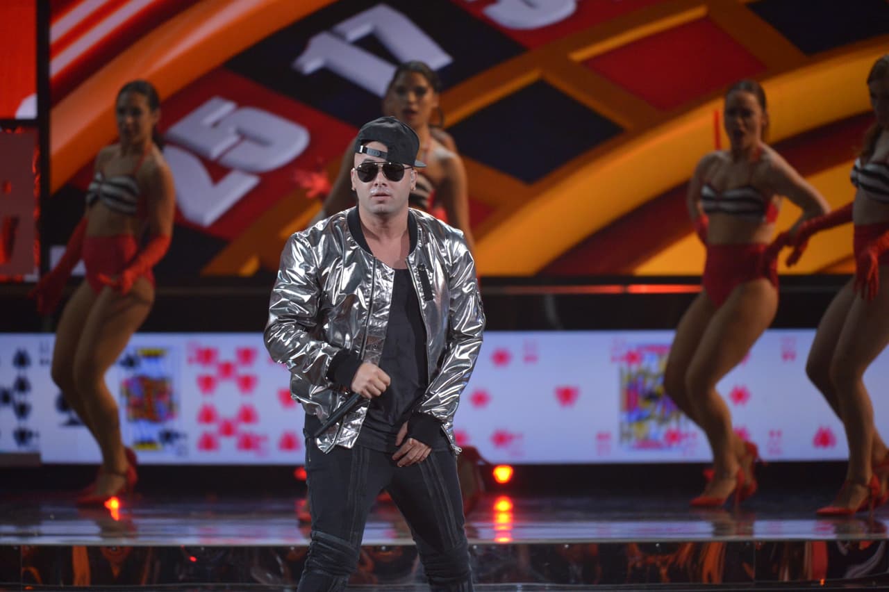 En otro momento de la noche, el reggaetonero apareció sobre el escenario para armar un súper dueto.