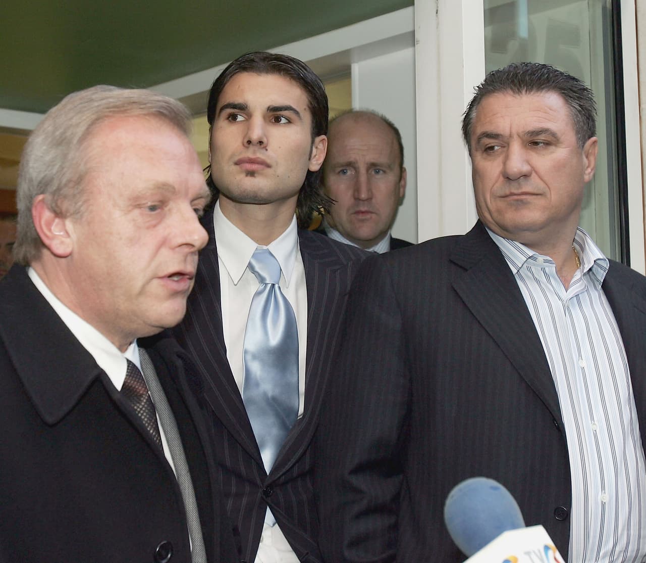 El rumano Adrian Mutu también tuvo dos veces sanción por dopaje, la primera como jugador del Chelsea en 2004, cuando recibió castigo de siete meses en la Premier League.