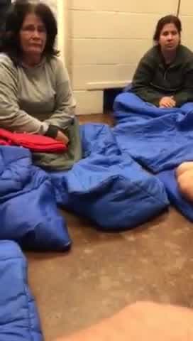 Captan imágenes de mujeres inmigrantes "hacinadas" en centro de detención en Texas 