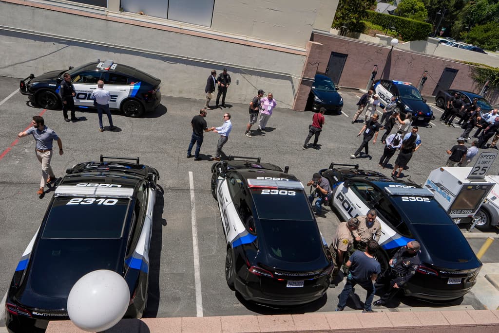 Los 20 vehículos Tesla se dividen en 10 del 
<b>modelo Y</b>, que serán utilizados como patrullas. Los restantes 10, son del 
<b>modelo 3</b> y están asignados a detectives y labores administrativas.