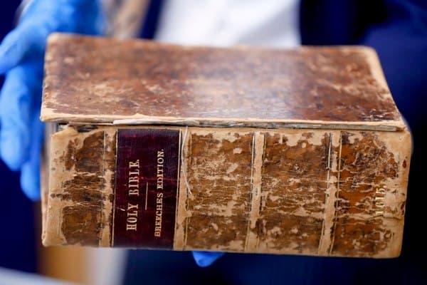 Encuentran en Europa una antigua Biblia robada en Pittsburgh
