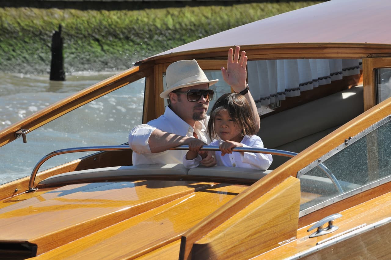 De acuerdo con la publicación, la actriz le habría confesado a su hijo que Brad Pitt estaba en desacuerdo con su adopción, y que incluso estaba molesto porque Angelina había continuado con el proceso legal que implicaba.