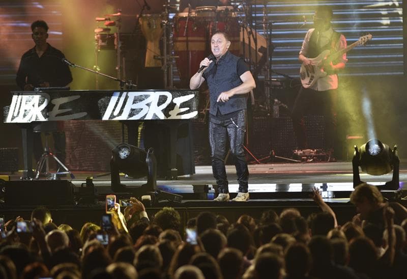 Franco de Vita no sólo canta; también toca guitarra, piano y baila durante su espectáculo.
