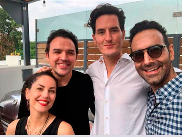 Así fue como la actriz posó junto a su novio en una fiesta a la que asistieron el fin de semana. Pero, ¿quién es el hombre que la tiene enamorada? Rovzar es sobrino de Emilio Azcárraga Jean, presidente ejecutivo del Consejo de Administración y del Comité Ejecutivo de Grupo Televisa.