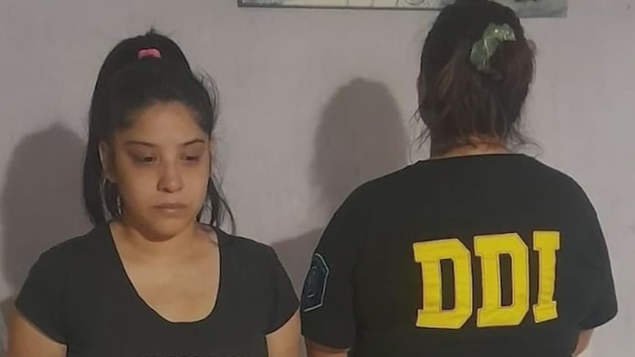 <b>Una mujer esconde el cadáver de su hija en una mesa de noche</b>
<br>
<br>La autopsia a la pequeña de 5 años hallada muerta dentro de una mesa y tapada con cemento determinó que falleció por una infección respiratoria.