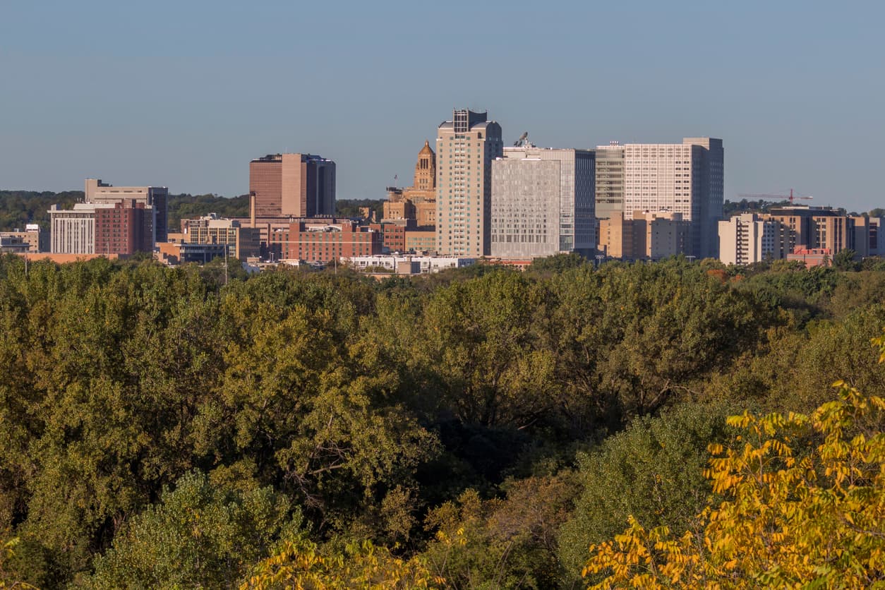 <b>Puesto 5 | Rochester, Minnesota</b>
<br>
<br>🔘 Esta ciudad obtuvo una puntuación de 94.1 en cuanto a su costo de vida.
<br>🔘 La renta promedio en esta ciudad es de $800
<br>
<br>De esta ciudad, GoBankingRates destacó el hecho de que alberga la Clínica Mayo, algo que puede resultar importante para los jubilados.