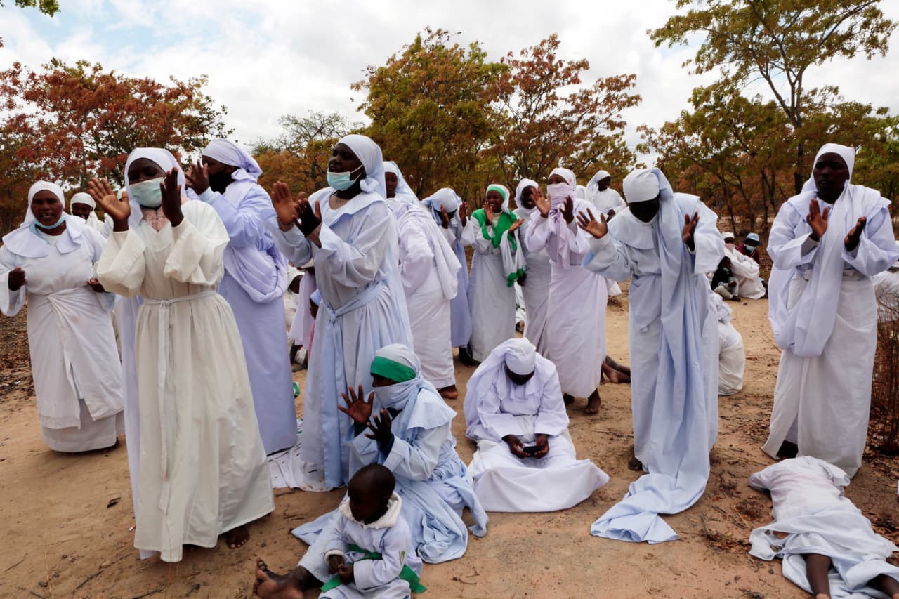 Otro de los retos que enfrenta el proyecto es llegar hasta los feligreses, pues muchas comunidades no tienen una sede fija, por lo que es difícil combatir la desinformación. La campaña de SMS de la iglesia metodista, por ejemplo, ha marcado como objetivo prioritario combatir la noticia falsa de que 
<a href="https://www.univision.com/noticias/reto-iman-brazo-vacuna-disemina-falsedades-tiktok">la vacuna contenía un "chip magnético"</a>. “Hay bastantes mensajes centrados en reafirmar a las personas que la vacuna es segura, que ha sido probada”, explicó Ashley Gish de United Methodist Communications. “Los ingredientes son seguros para su uso en humanos y no lo harán ‘magnético’; ese fue uno de los grandes que escuchamos de mucha gente”. 
<br>
