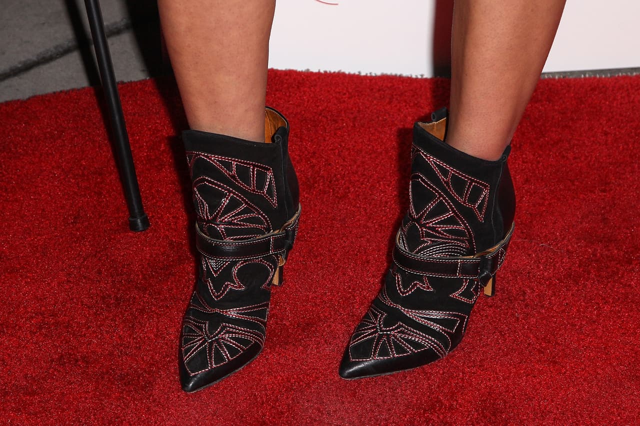 Estos botines de punta y bordados son los mejores compañeros de mini vestidos florales con influencia boho. Van mejor con trajes de colores fuertes y oscuros y definitivamente hacen que las chaquetas livianas y con estructura tipo militar sean las reinas de la primavera y sus mejores compañeras.