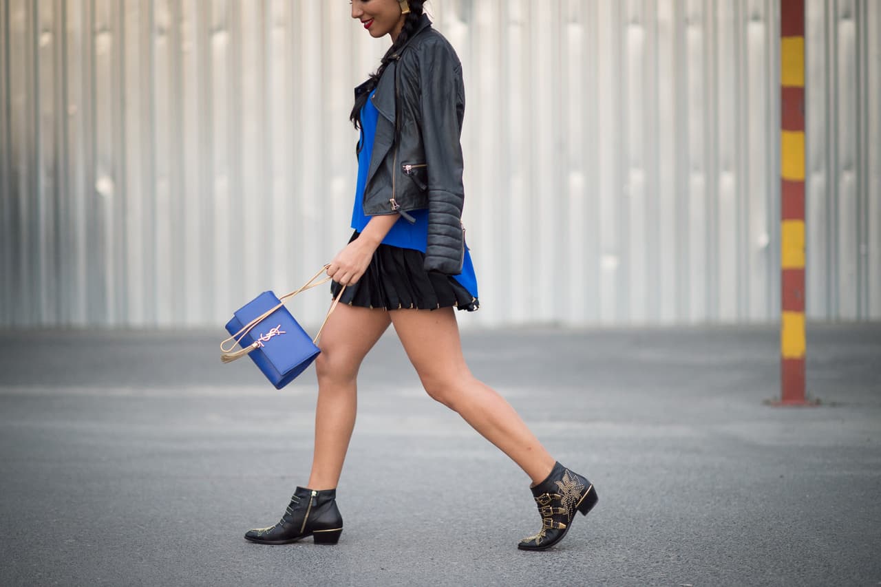 De esto estamos hablando, de llevar mini faldas de prenses, una buena chamarra sobre los hombros y completar el look con unos botines de mini taches. Hay que celebrar que estos zapatos permitan que se pueda llevar un look muy femenino y a la vez aguerrido.