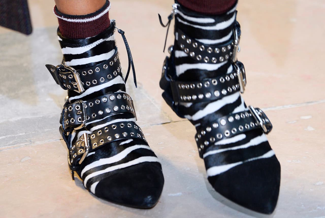 Los 'ankle boots' (botines de caña corta) son los zapatos que en esta primavera encarnan esos aires frescos, desparpajados y joviales propios de los festivales musicales que parecen inundar el ambiente. Ahora que la moda le ha concedido a las mujeres el derecho a usar zapatos planos en todas las circunstancias, sin tener que excusarse, es el momento de ir en busca de unos bellos botines de piel, con taches, de gamuza o bordados de color.