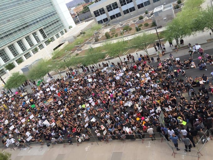 La jefe de la policía participó en la manifestación y aclaró que sus intenciones no son políticas, sino más bien construir un puente entre el trabajo de los agentes de policía y la comunidad a la que prometieron servir. Afirmó que está trabajando para una comunidad pacífica, segura y fuerte.