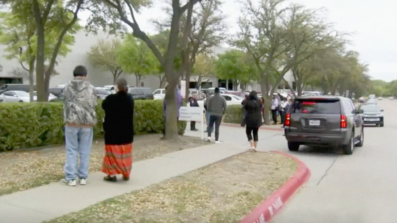 Muchas personas se acercaron a la fábrica, entre ellos familiares de los detenidos y opositores a la medida.