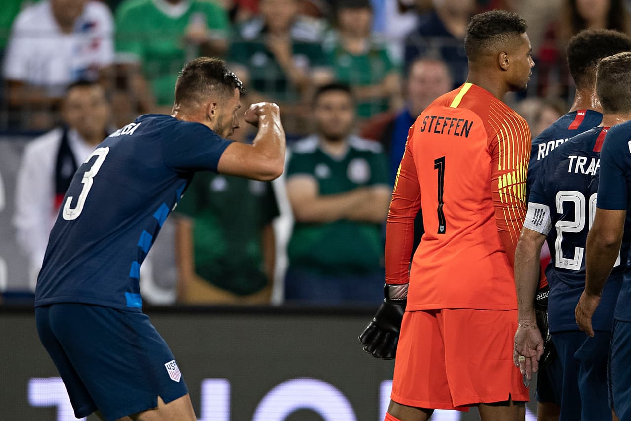 Se armó un conato de bronca con la insistencia de Miazga sobre la estatura, quizás faltó que el árbitro central lo amonestara porque los ánimos se caldearon más.