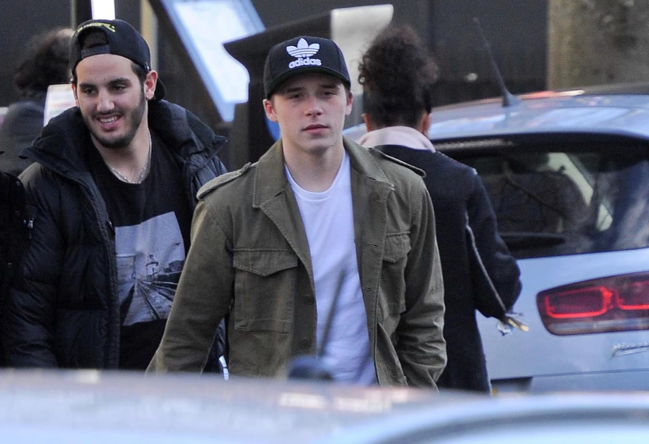 Brooklyn iba llegando tras sus compras a su vehículo.