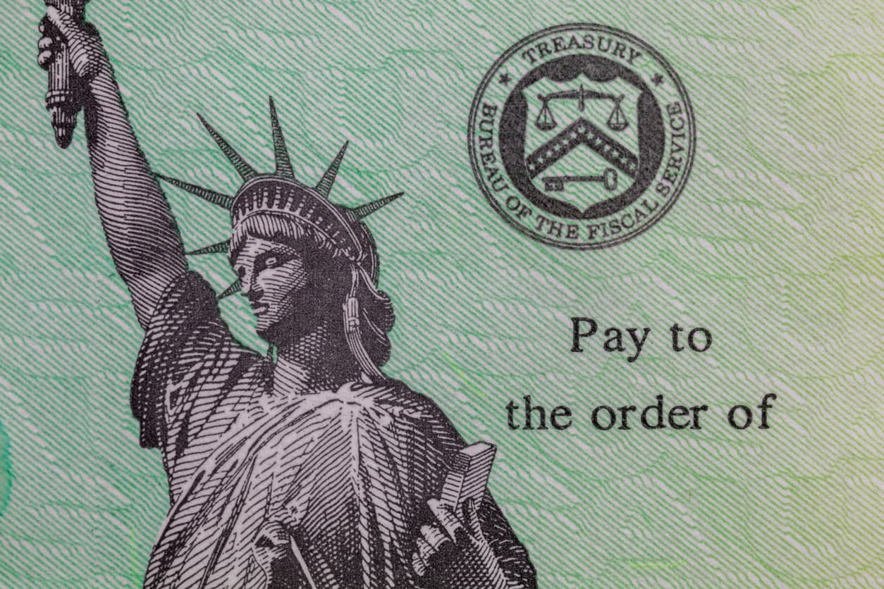 <b>Para las personas que recientemente presentaron su declaración |</b> En esta tanda fueron enviados 850,000 cheques de estímulo a las personas para las cuales el IRS no tenía anteriormente información disponible pero recientemente presentaron su declaración de impuestos.
<br>
<br>Un ejemplo son las personas con ingresos bajos o nulos que usualmente no requieren declarar impuestos. El IRS ha dicho que la manera más fácil para contar con su información es presentando una declaración de impuestos simple.