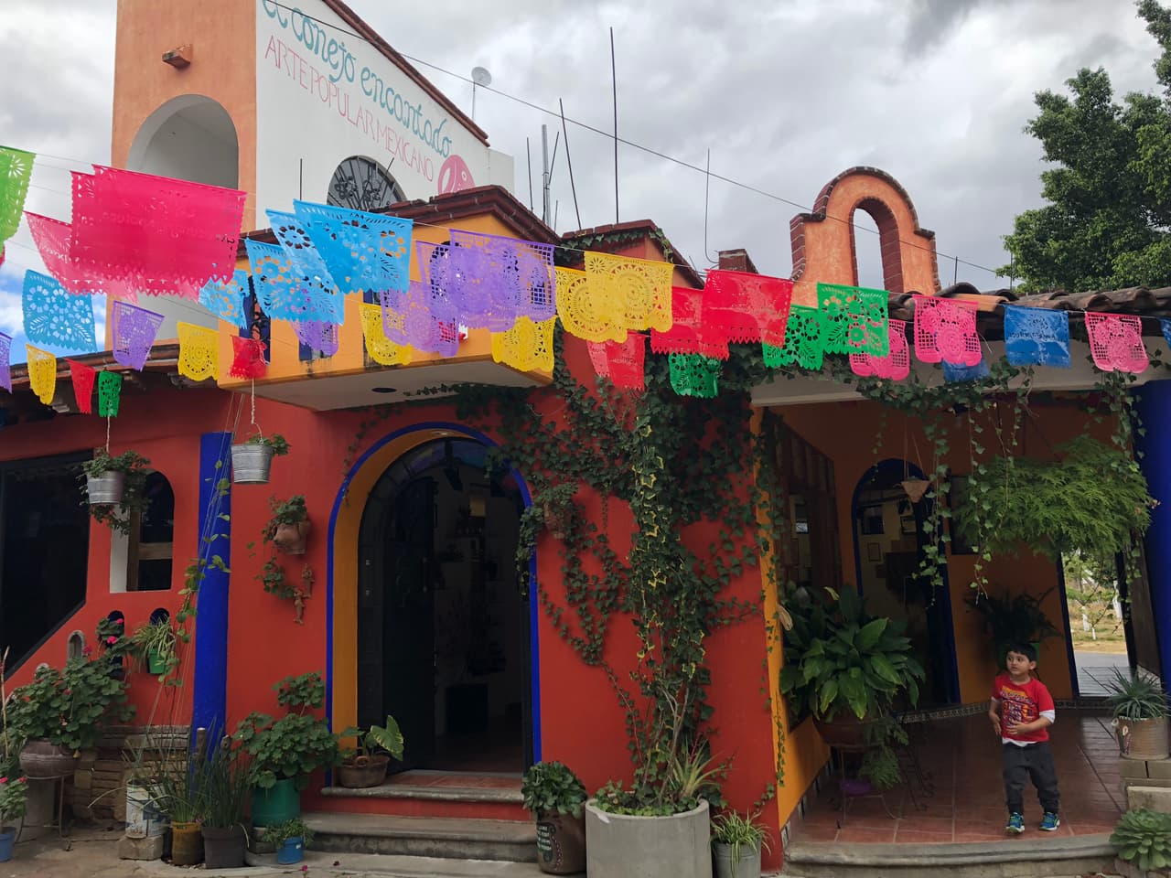 En México el papel picado es símbolo de celebración. Se utiliza no solo en los altares de Día de Muertos sino también en algunos bautizos, bodas y cumpleaños.