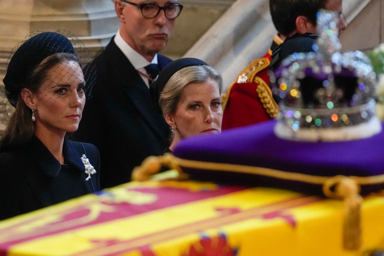 Kate, princesa de Gales y Sophie, condesa de Wessex, miran el ataúd de la reina a su llegada al salón del palacio de Westminster.