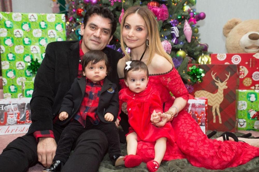 Aunque están felices con sus mellizos, la pareja de actores declaró a principos de este año 2017 al programa '
<b><a href="http://www.univision.com/shows/hoy">Hoy</a></b>' que les gustaría tener un tercer hijo "Gracias a Dios estamos tan contentos que ya queremos otro. Ella fue la que me dijo ‘mi amor, ya quiero otro'”, declaró 
<b><a href="http://www.univision.com/temas/jorge-salinas">Jorge Salinas</a></b>.