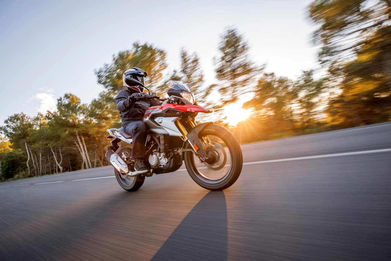 La experiencia de conducción empieza por su posición de manejo. La
<b>altura del asiento con la pista es 32.8”</b>, baja comparándola con otras motocicletas de la clase. Esto (y el centro de gravedad bajo) ayuda a convertirla en una motocicleta fácil de maniobrar.