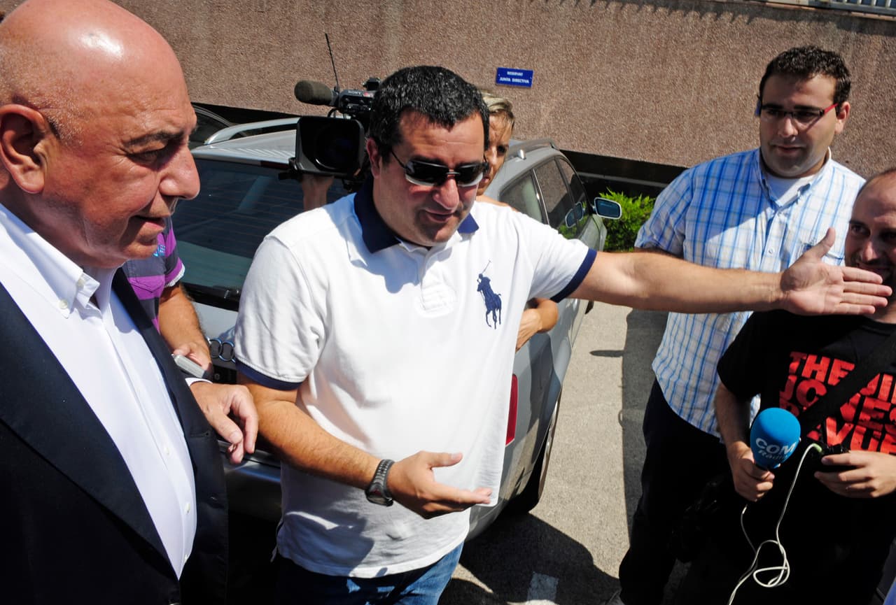 Carmine Raiola, más conocido como Mino, es un holandés de 51 años de origen italiano, que empezó desde la década de los 90's a representar jugadores con éxito en la Serie A, principalmente.