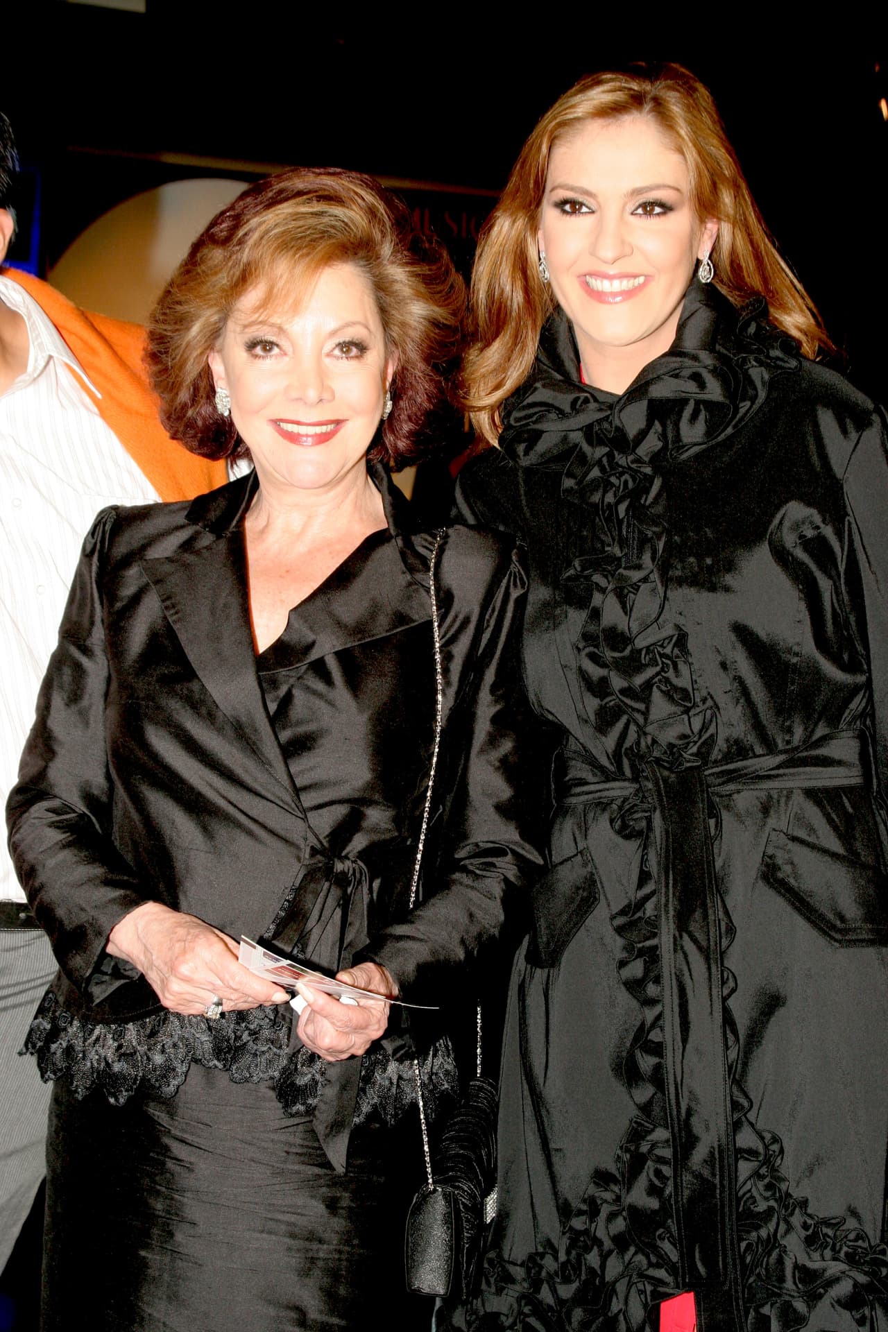 Sin embargo, los galanes seguían asechando a la mamá de la también actriz 
<b><a href="https://www.univision.com/temas/chantal-andere" target="_blank">Chantal Andere</a></b> y a pesar de estar internada en esa escuela de religiosas, recibía serenatas de sus pretendientes en el lugar.