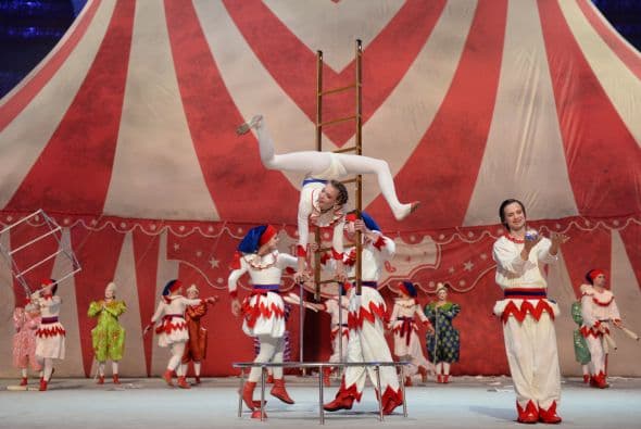 Dominó una enorme carpa circense.