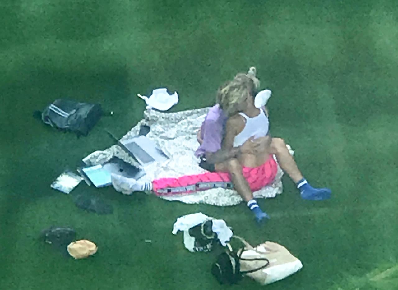 El pasado fin de semana la pareja también se dejó ver muy cariñosa en el 12 Chairs, un famoso restaurante de Brooklyn, de acuerdo con el portal de espectáculos
<a href="http://www.tmz.com/2018/07/26/justin-bieber-hailey-baldwin-making-out-engagement-nyc-restaurant/"><b>TMZ</b></a>.