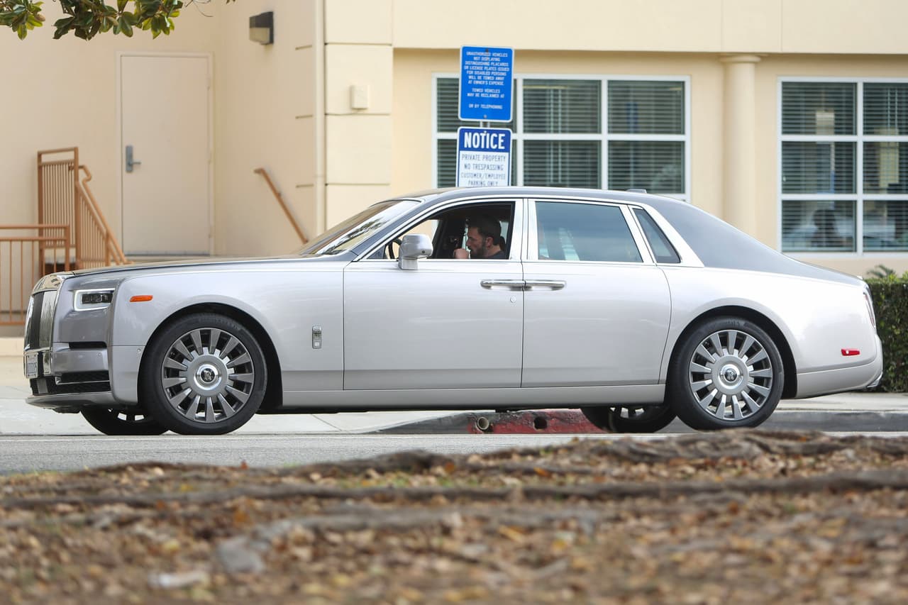 Así como otro Rolls-Royce Phantom plateado.