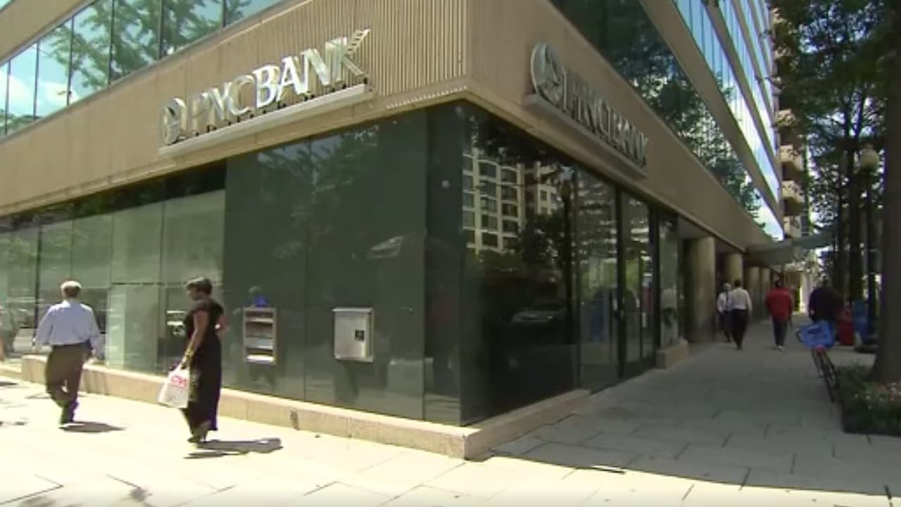 “Conforme suba la tasa de interés es muy factible que te llegue una notificación por correo que la tasa que te cobra tu tarjeta va a aumentar, cosa que no sucede si tienes un préstamo personal donde tienes tasa fija”, agrega Bujanda.