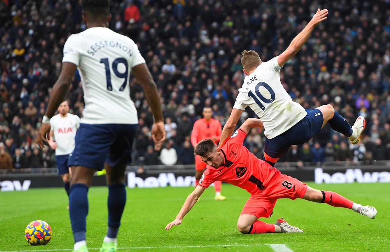 Con goles de Lucas Moura, Davinson Sánchez y Son Heung-Min, el Tottenham se impone ante Norwich City 3-0 y ya acumulan 4 partidos sin derrota en esta temporada de la Premier League.
