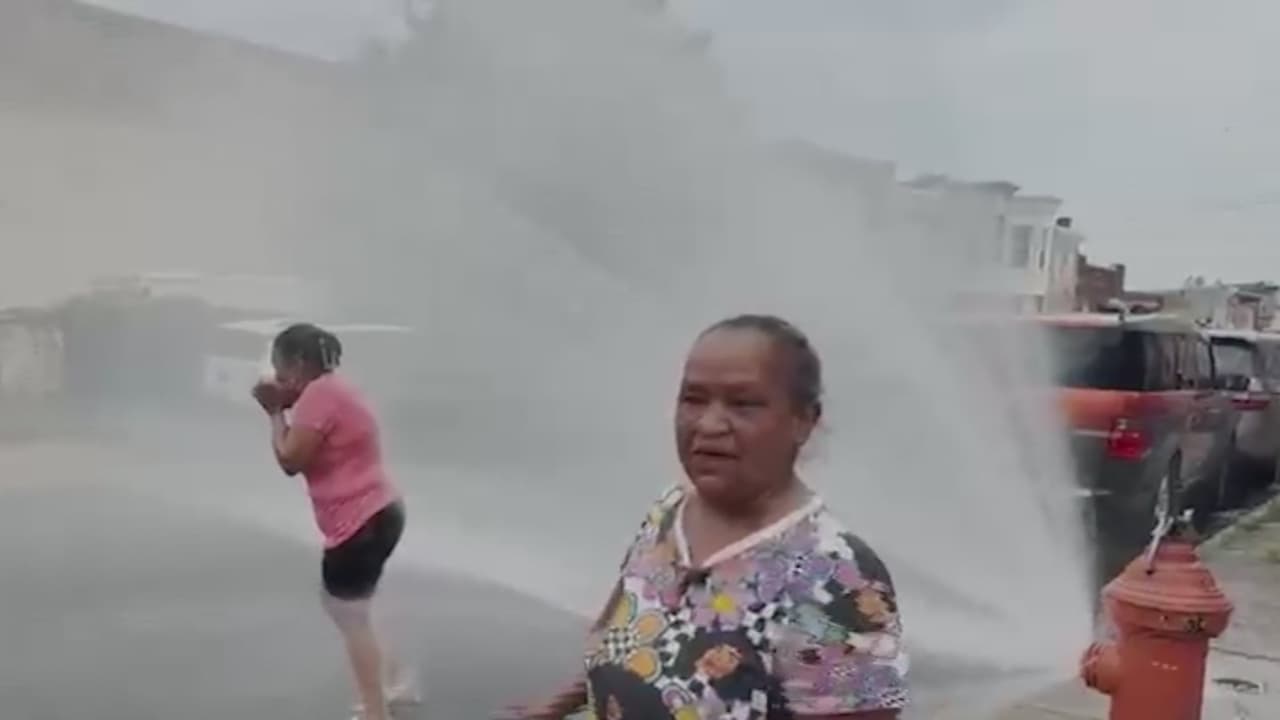 Ola de calor en Filadelfia: vecinos desafían a las autoridades y abren hidrantes para refrescarse