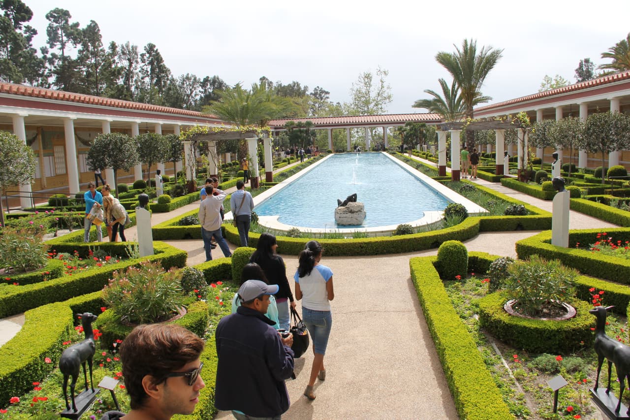 The Getty Villa es un centro educativo y museo dedicado al estudio de las artes y culturas de la antigua Grecia, Roma y Etruria. Además posee uno de los jardines más hermosos del sur de California desde donde se puede apreciar la majestuosidad del océano Pacífico.