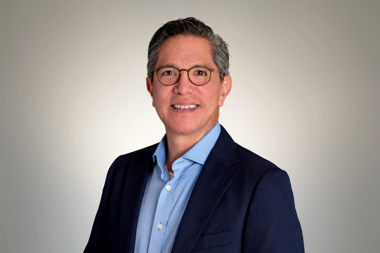 <h3 class="cms-H3-H3"><b>Santiago Chamorro</b> </h3>
<br>
<br>
<b>País de origen:</b> Colombia
<br>
<b>Empresa:</b> General Motors
<br>
<br>Santiago Chamorro inició su carrera con General Motors hace 27 años en su país natal Colombia. Desde entonces, Chamorro ha desempeñado una variedad de cargos importantes en esta firma automotriz, lo que le ha permitido convertirse en uno de los hispanos más influyentes de la industria incluso a nivel internacional. 
<br>
<br>Durante cinco años, el colombiano fue vicepresidente de servicios de conectividad a nivel global, con sede en Detroit, Michigan, dejando una huella de su dedicación y trabajo en el sistema OnStar y otros servicios conectados que en la actualidad asisten a más de 22 millones de conductores alrededor del mundo. Chamorro se retiró de este puesto en septiembre de 2021 tras ser nombrado presidente de las operaciones regionales de General Motors en América del Sur.