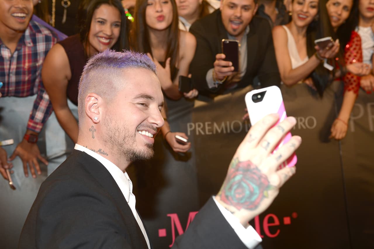 J Balvin llamó la atención por el color de su cabello.