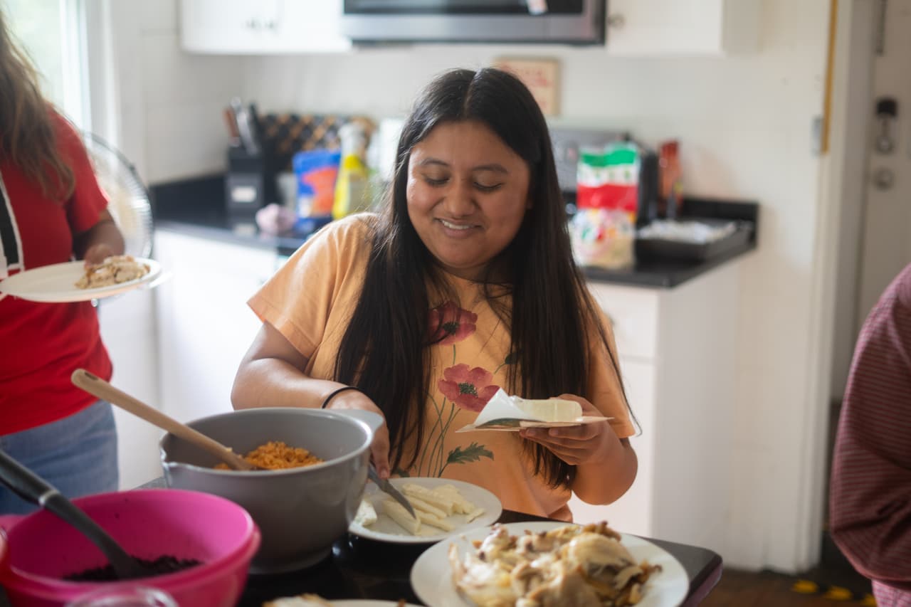 Karen López, una de las coordinadoras de la casa en El Refugio, prepara el almuerzo. López creció en una comunidad de inmigrantes en Dalton, Georgia. “Yo siempre quise ayudar a mi comunidad de la forma en que pudiera”, dijo.