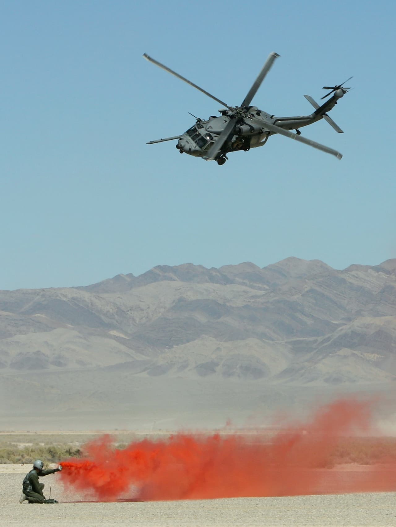 Una de las principales instalaciones del campo de prueba de Tonopah es su pista de aterrizaje y maniobras de 12,000 pies (o 3.7 kilómetros), además de contar con numerosos hangares para sus naves. Sin embargo, hay al menos cinco campos de aviación abandonados a su alrededor, los cuales fueron usados básicamente nada más durante la Segunda Guerra Mundial.