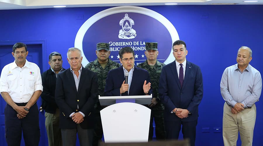 El Honduras, el presidente Juan Orlando Hernández anunció, acompañado de militares, el despliegue de las Fuerzas Armadas "para garantizar seguridad e integridad de la población hondureña" frente a las protestas de miles de ciudadanos que llevaban meses en las calles para exigir su salida y rechazar la privatización de la salud y educación.