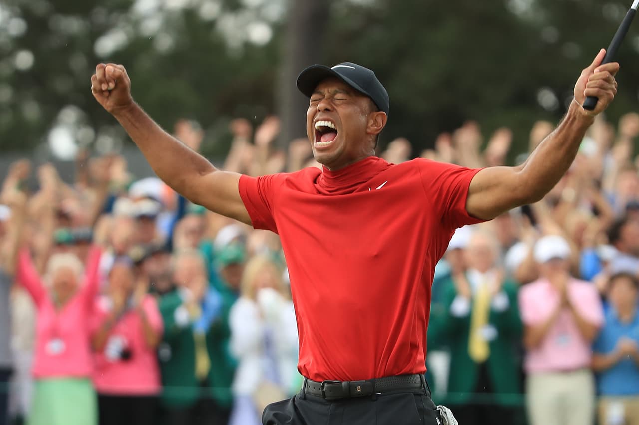 El estadounidense Tiger Woods dejó escapar un grito emocionado tras ganar el Masters de Augusta, el 'Major' 15 de su carrera, para luego abrazarse con su caddie Joe LaCava y su hija Sam Alexis.