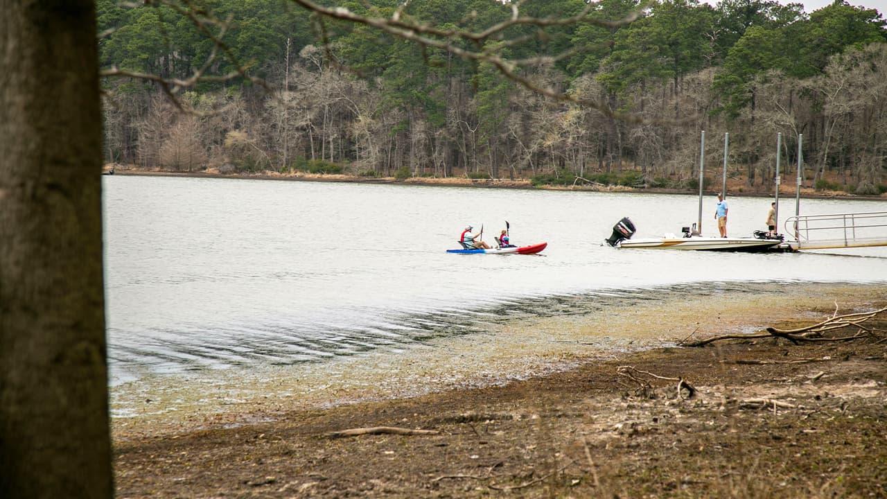 Tienen una rampa para botes, muelles de pesca y estaciones de limpieza de pescado.