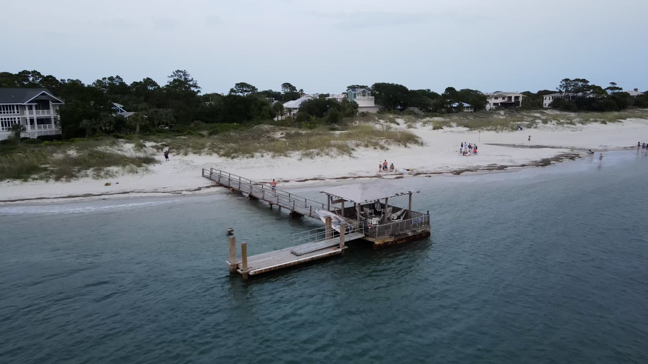 Encuentra más sobre esta playa, 
<b><a href="https://visittybee.com/article/guide-to-back-river-beach">aquí</a></b>.