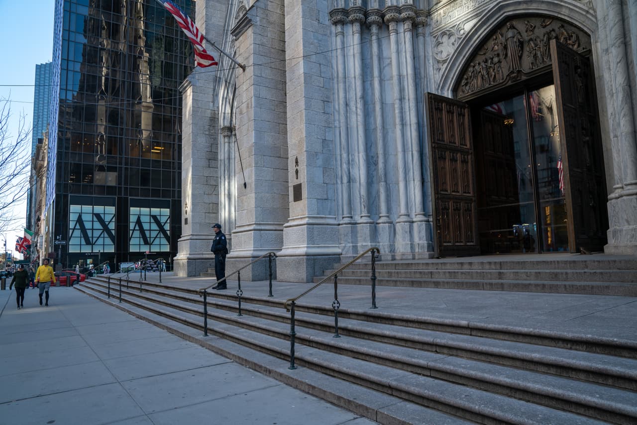 La iglesia de San Patricio en Manhattan, donde regularmente se hacen largas filas para entrar. Ahora está completamente vacía.