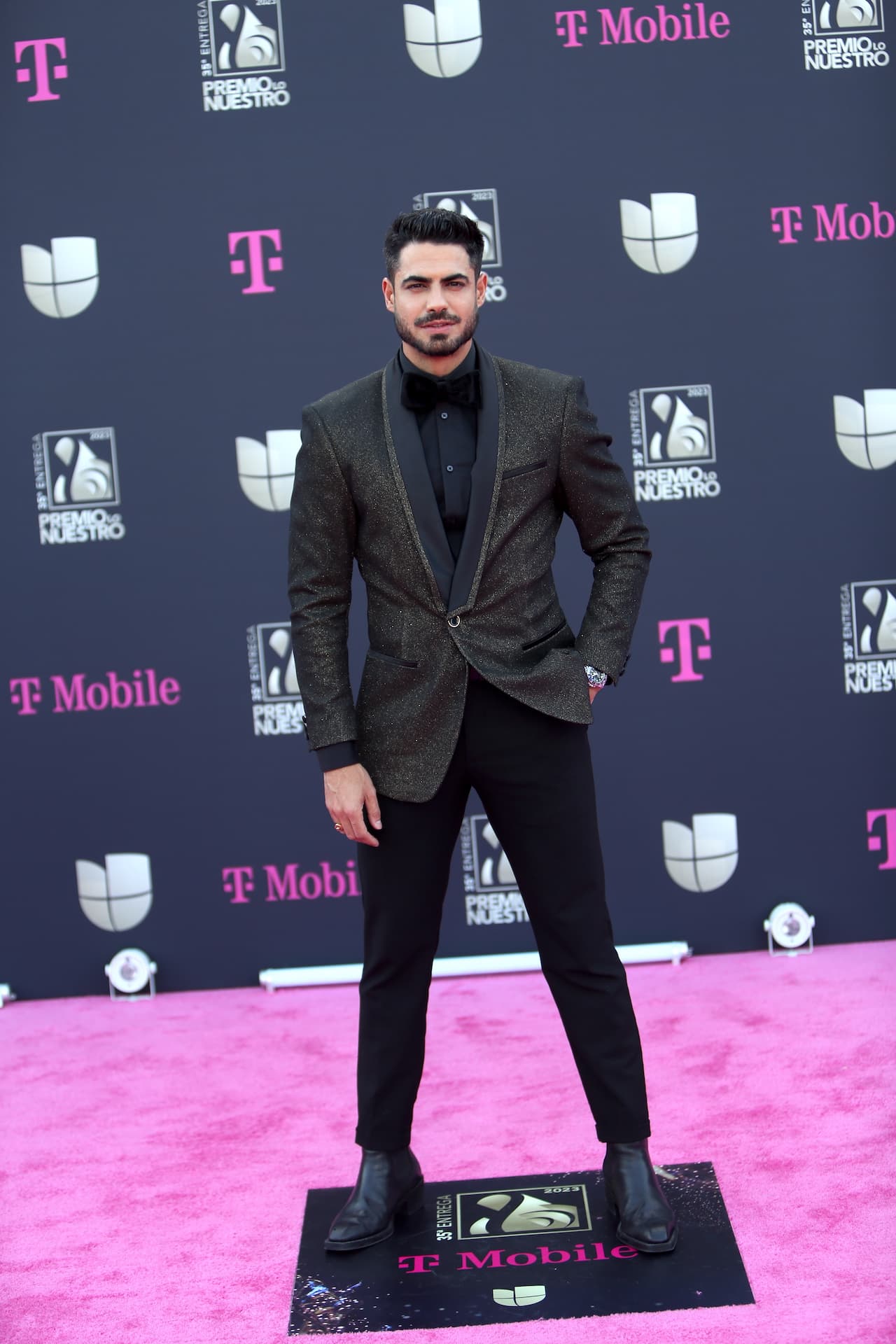 <b>Roberto Hernández</b> eligió un traje negro con un toque casual.