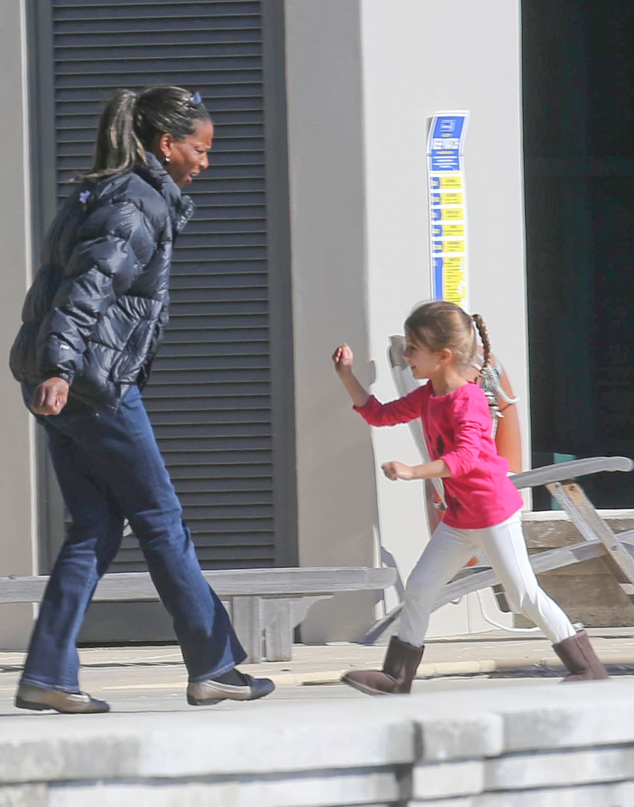 Mel Gibson cuida a su hija Lucía.