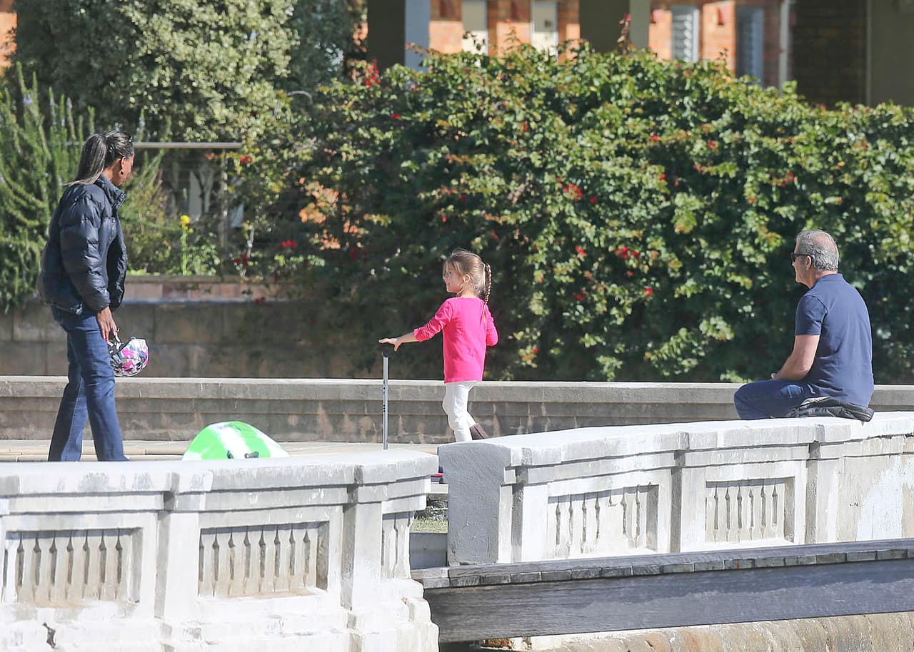 Mel Gibson cuida a su hija Lucía.