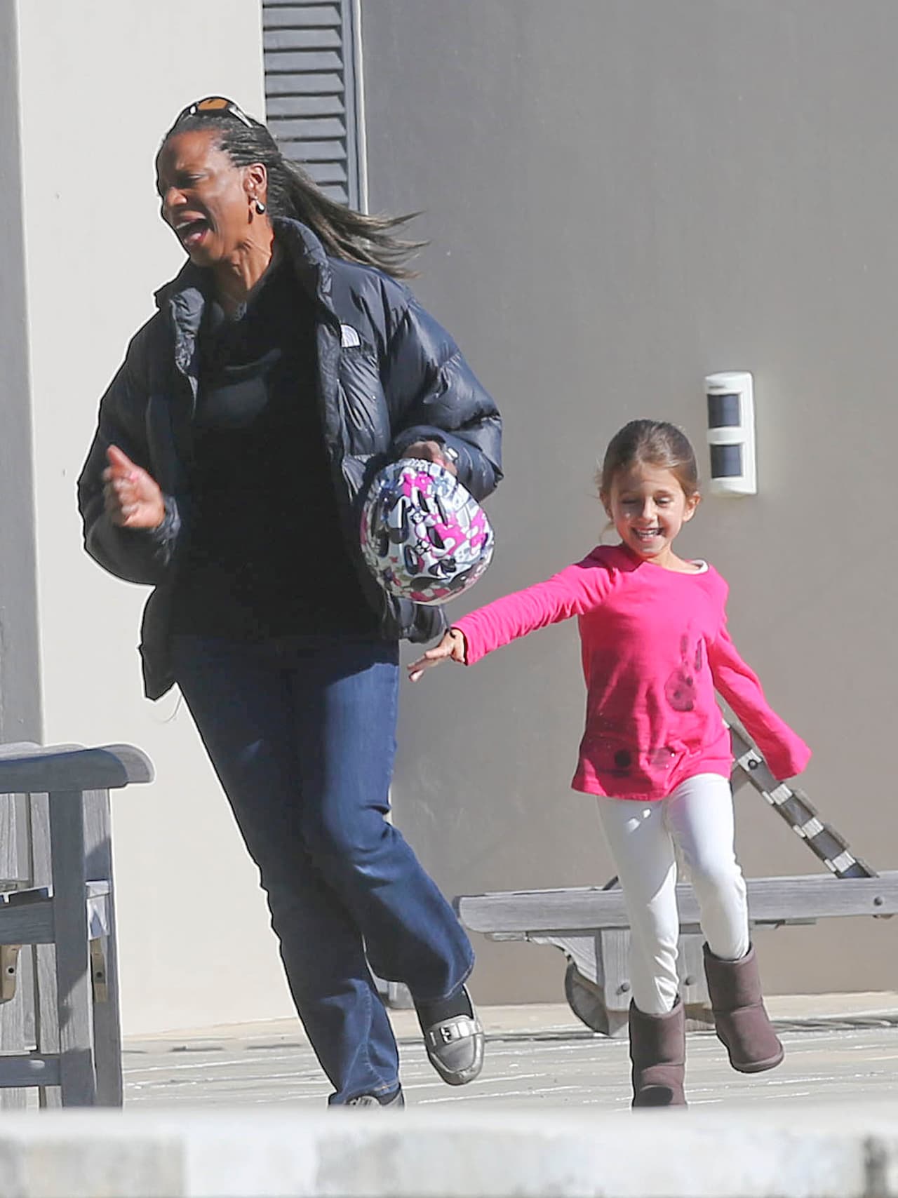 Mel Gibson cuida a su hija Lucía.